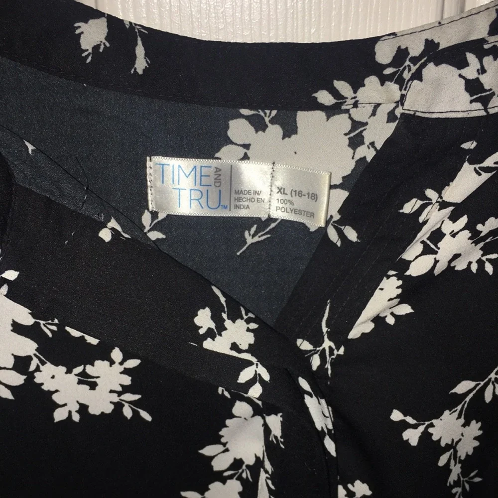 Tunic style flower blouse - Picture 4 of 9